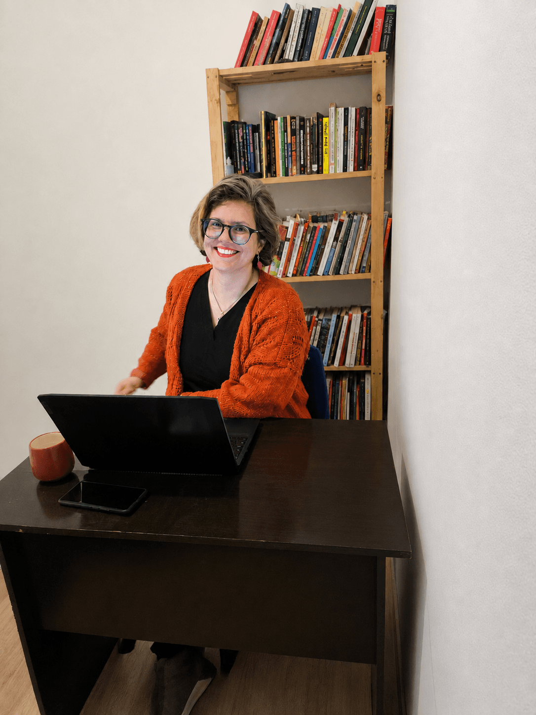 Heliene Araújo em sua mesa de trabalho
